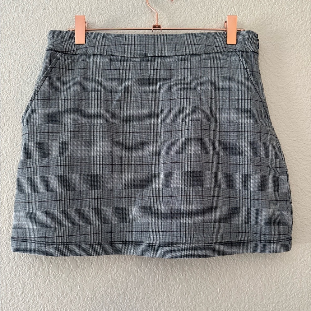 Black and White Plaid Mini Skirt with Pockets! Size M